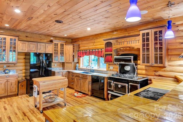 35 Falcon Crest Loop, Maggie Valley, NC 28751