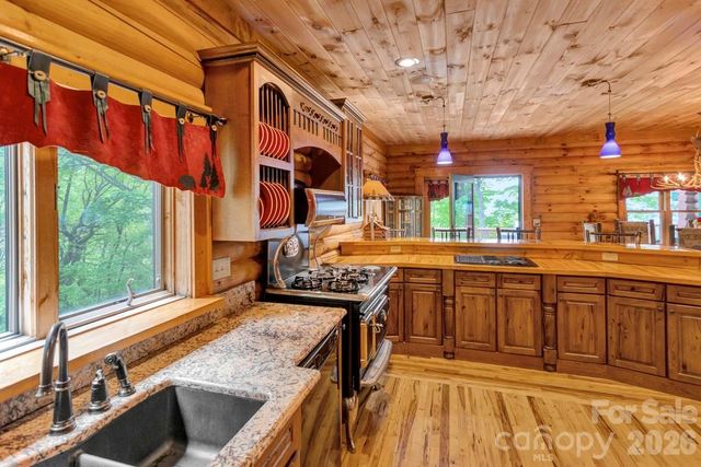 35 Falcon Crest Loop, Maggie Valley, NC 28751