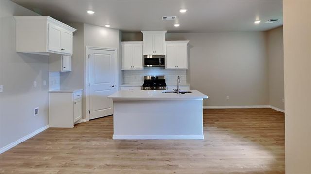 8012 Labelle Drive, Warr Acres, OK 73132