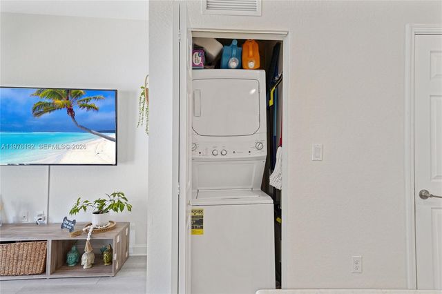 10589 W 33rd Ln, Hialeah, FL 33018