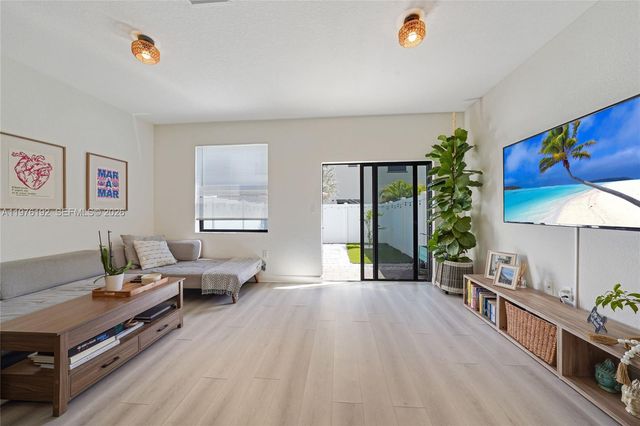 10589 W 33rd Ln, Hialeah, FL 33018