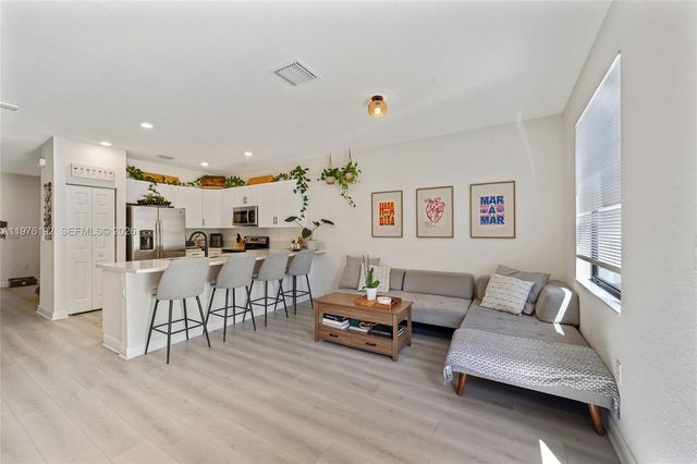 10589 W 33rd Ln, Hialeah, FL 33018