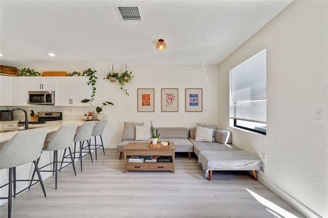 10589 W 33rd Ln, Hialeah, FL 33018