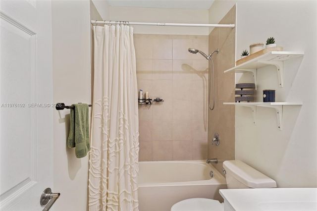 10589 W 33rd Ln, Hialeah, FL 33018