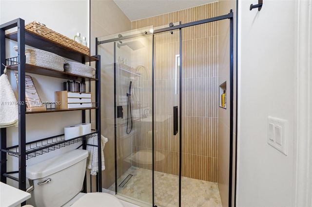 10589 W 33rd Ln, Hialeah, FL 33018