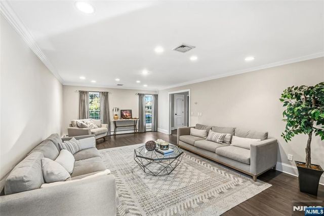 27 Pine Hill Road, Old Tappan, NJ 07675