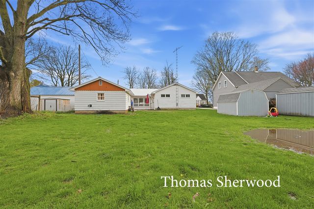 409 W Oak Street, Fremont, MI 49412