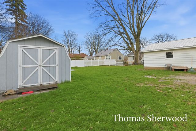 409 W Oak Street, Fremont, MI 49412