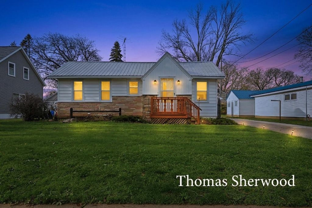 409 W Oak Street, Fremont, MI 49412