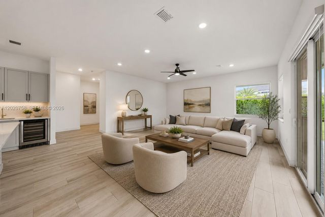 2031 Meadows Dr, Davie, FL 33324