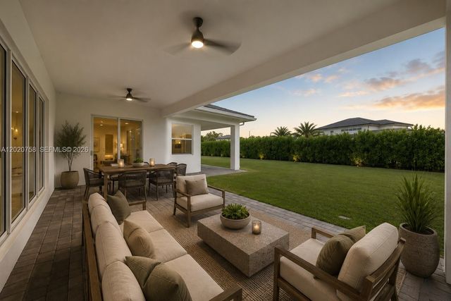 2031 Meadows Dr, Davie, FL 33324