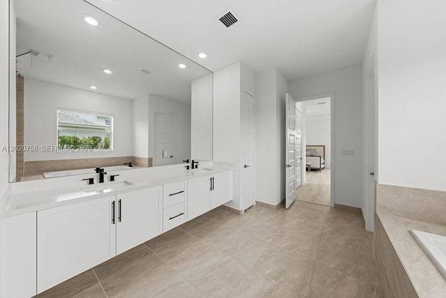 2031 Meadows Dr, Davie, FL 33324