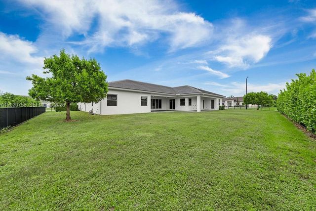 2031 Meadows Dr, Davie, FL 33324
