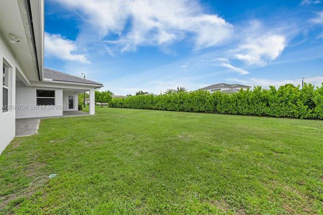2031 Meadows Dr, Davie, FL 33324