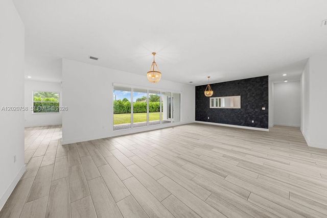 2031 Meadows Dr, Davie, FL 33324