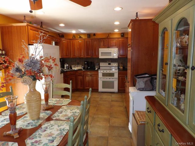 10 George Hill Road, Mount Sinai, NY 11766