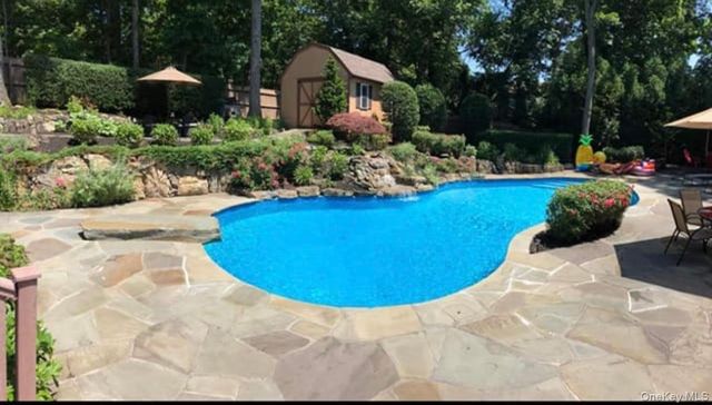 10 George Hill Road, Mount Sinai, NY 11766