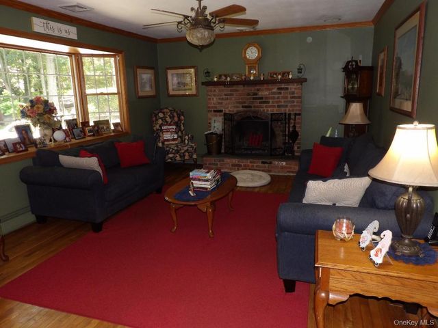 10 George Hill Road, Mount Sinai, NY 11766