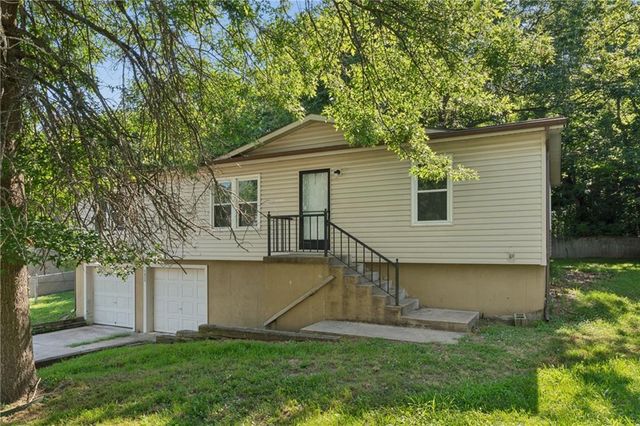4804 W Christie Circle, Blue Springs, MO 64015