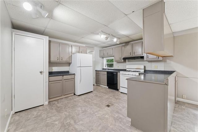 4804 W Christie Circle, Blue Springs, MO 64015
