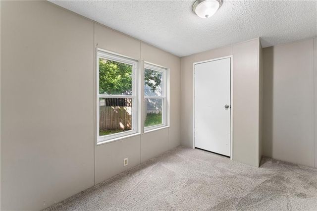 4804 W Christie Circle, Blue Springs, MO 64015
