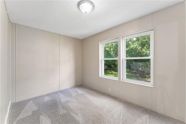 4804 W Christie Circle, Blue Springs, MO 64015