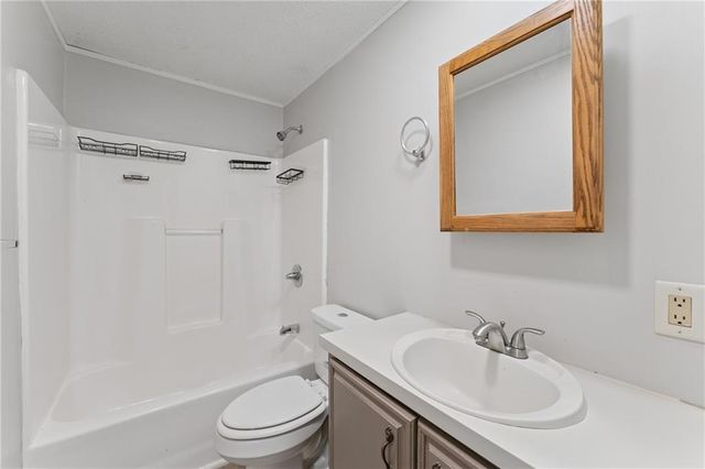 4804 W Christie Circle, Blue Springs, MO 64015