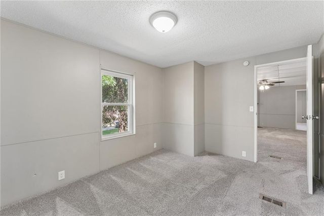 4804 W Christie Circle, Blue Springs, MO 64015