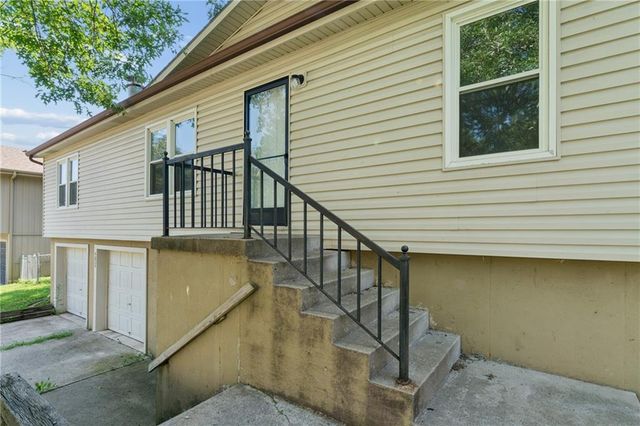 4804 W Christie Circle, Blue Springs, MO 64015