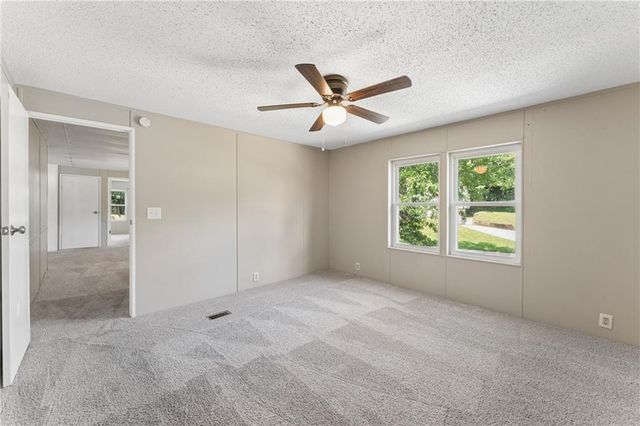4804 W Christie Circle, Blue Springs, MO 64015