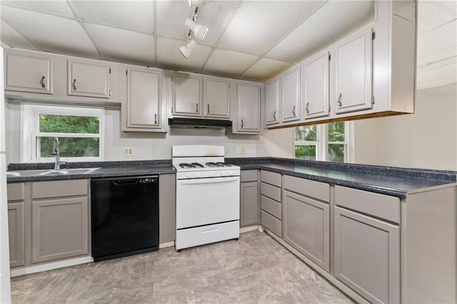 4804 W Christie Circle, Blue Springs, MO 64015