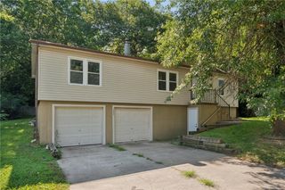 4804 W Christie Circle, Blue Springs, MO 64015