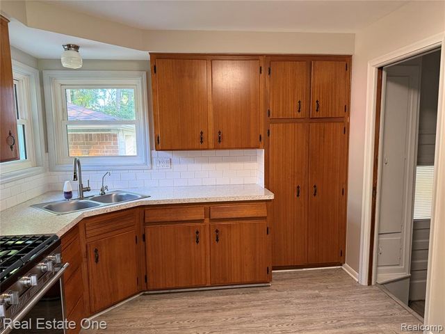 454 Tilmor Drive, Waterford, MI 48328