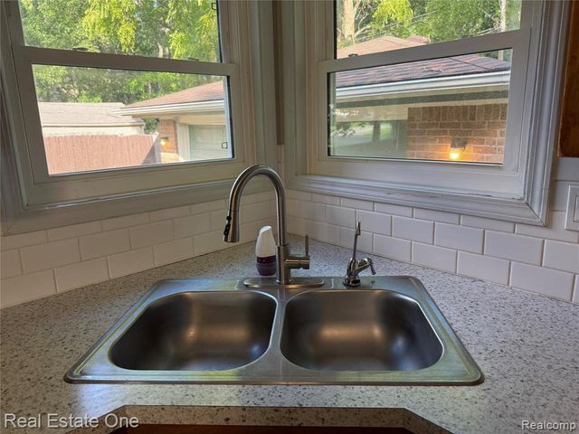 454 Tilmor Drive, Waterford, MI 48328