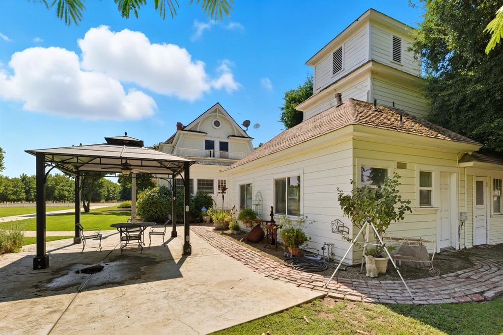 Image 19 of property listing at 14192 E Kamm, Kingsburg, CA 93631