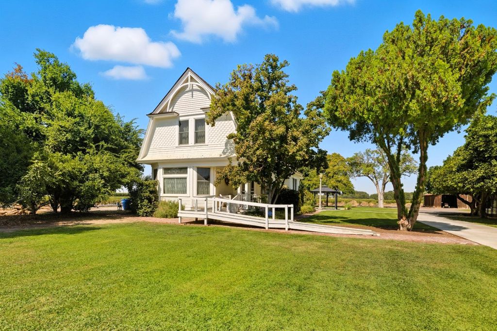 Image 3 of property listing at 14192 E Kamm, Kingsburg, CA 93631