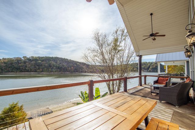 1040 Whites Creek Ln, Decaturville, TN 38329