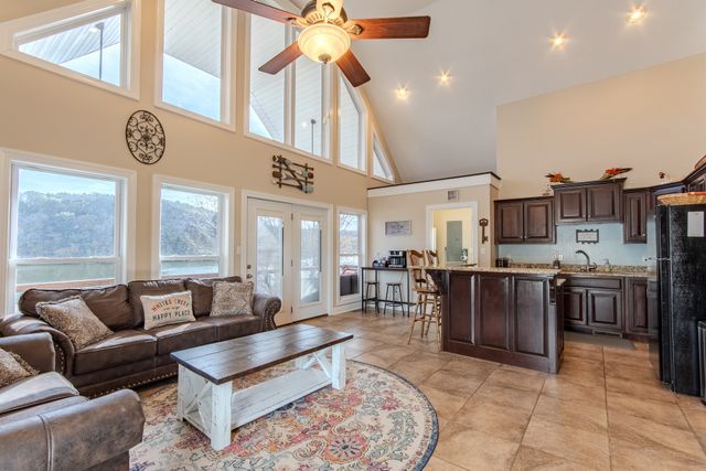 1040 Whites Creek Ln, Decaturville, TN 38329