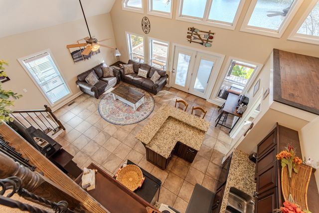 1040 Whites Creek Ln, Decaturville, TN 38329