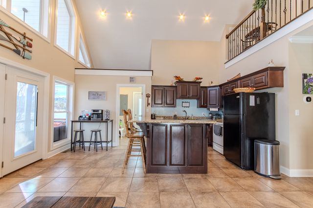 1040 Whites Creek Ln, Decaturville, TN 38329