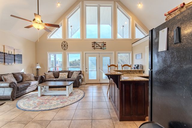 1040 Whites Creek Ln, Decaturville, TN 38329