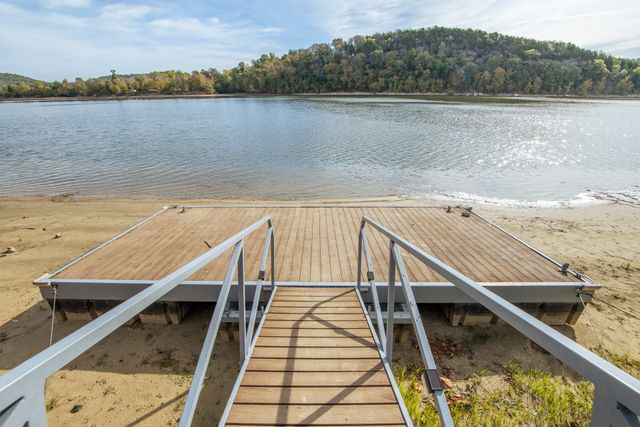 1040 Whites Creek Ln, Decaturville, TN 38329