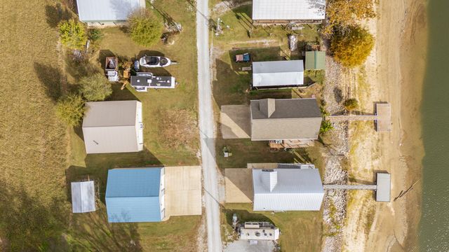 1040 Whites Creek Ln, Decaturville, TN 38329