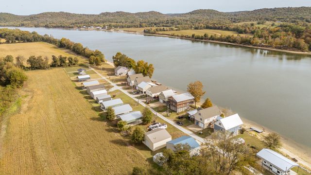 1040 Whites Creek Ln, Decaturville, TN 38329