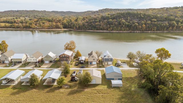 1040 Whites Creek Ln, Decaturville, TN 38329