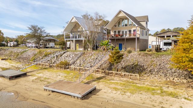 1040 Whites Creek Ln, Decaturville, TN 38329