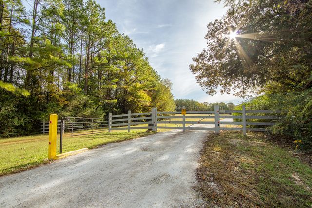 1040 Whites Creek Ln, Decaturville, TN 38329