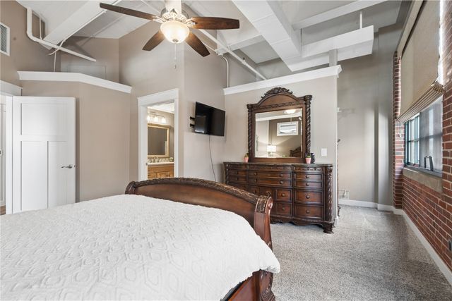 905 3rd St 405, Cedar Rapids, IA 52401