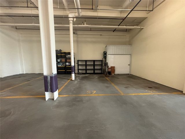 905 3rd St 405, Cedar Rapids, IA 52401