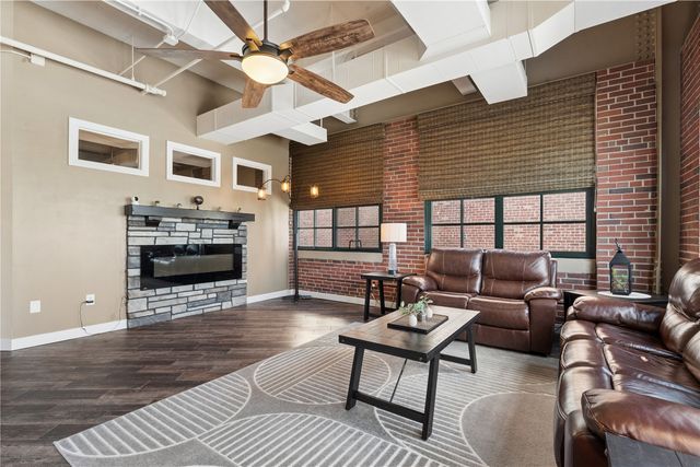 905 3rd St 405, Cedar Rapids, IA 52401